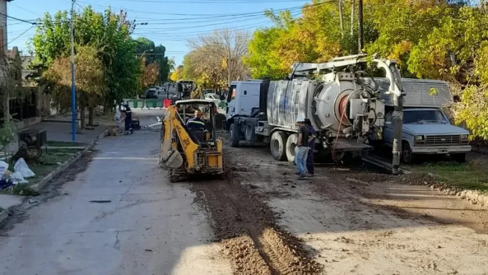 Avanza a buen ritmo el reemplazo de cañería cloacal en Roca