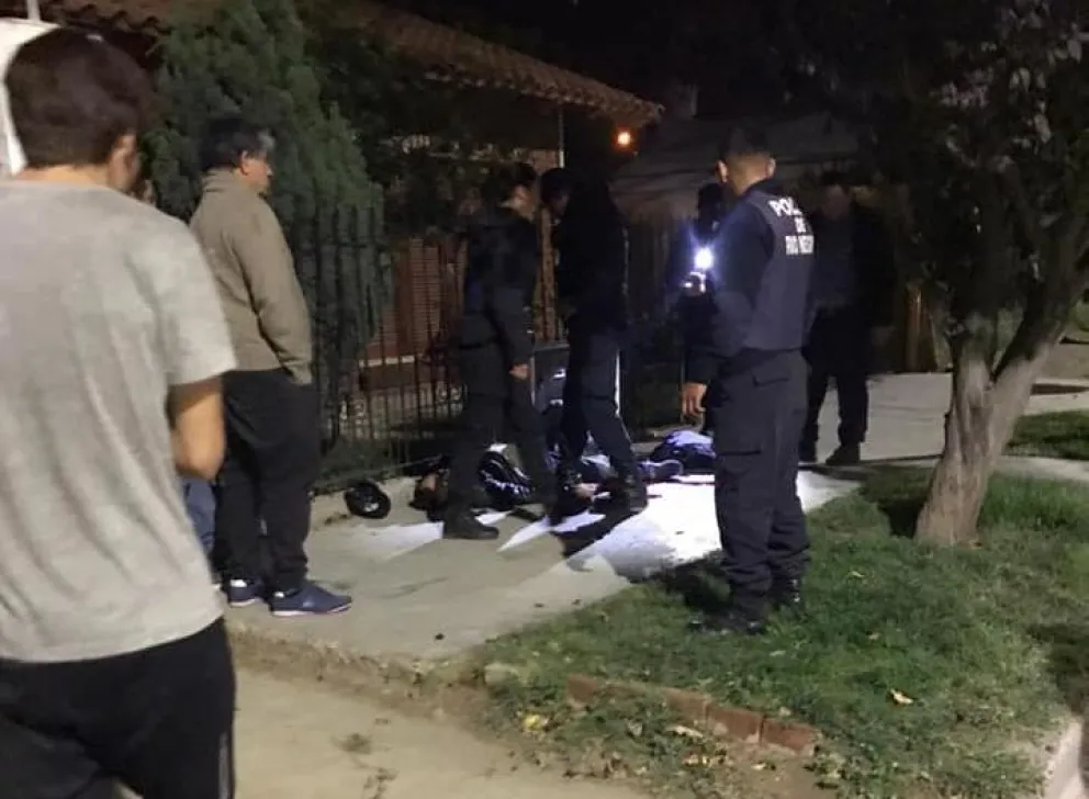 VIDEO: tras el violento asalto y recibir un disparo policial, así se llevaban al delincuente herido