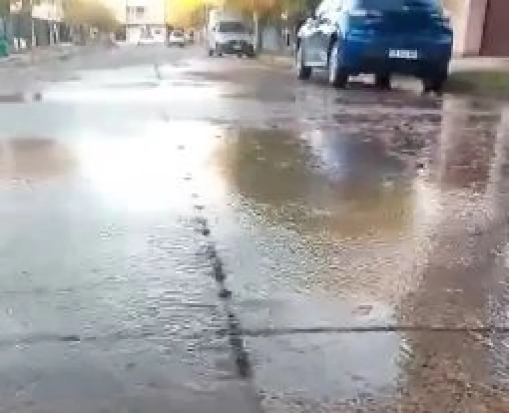 Sin agua en varios barrios de Roca por la rotura de un caño