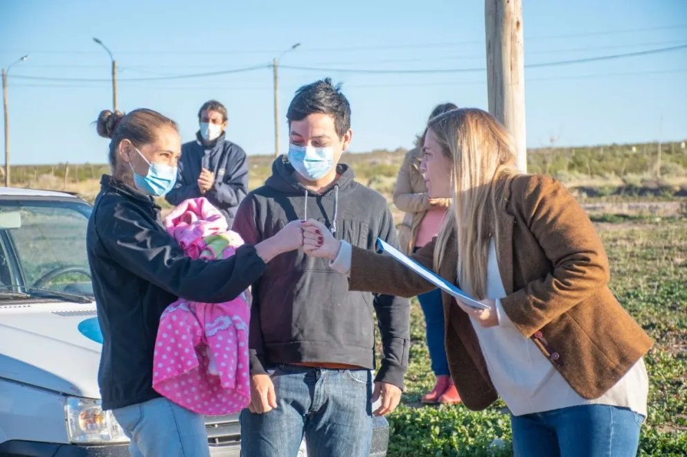 Seis familias roquenses recibieron sus terreno en Barrio Nuevo y Barrio Carlos Soria Norte