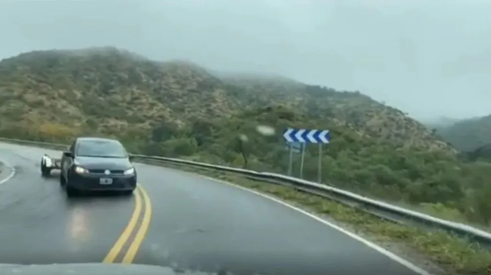 Filmaba el paisaje, otro vehículo se cruzó en la curva y chocaron de frente: quedó registrado