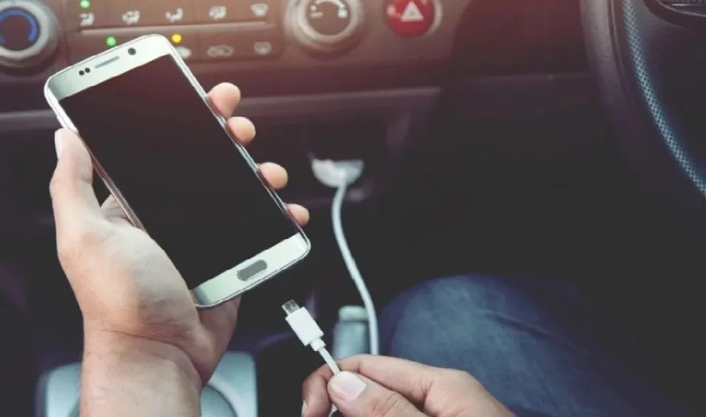 La razón por la que recomiendan no cargar el celular en el auto