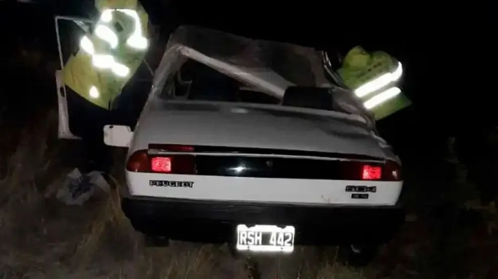Una mujer herida en impresionante vuelco en Ruta Provincial 6 cerca de Roca