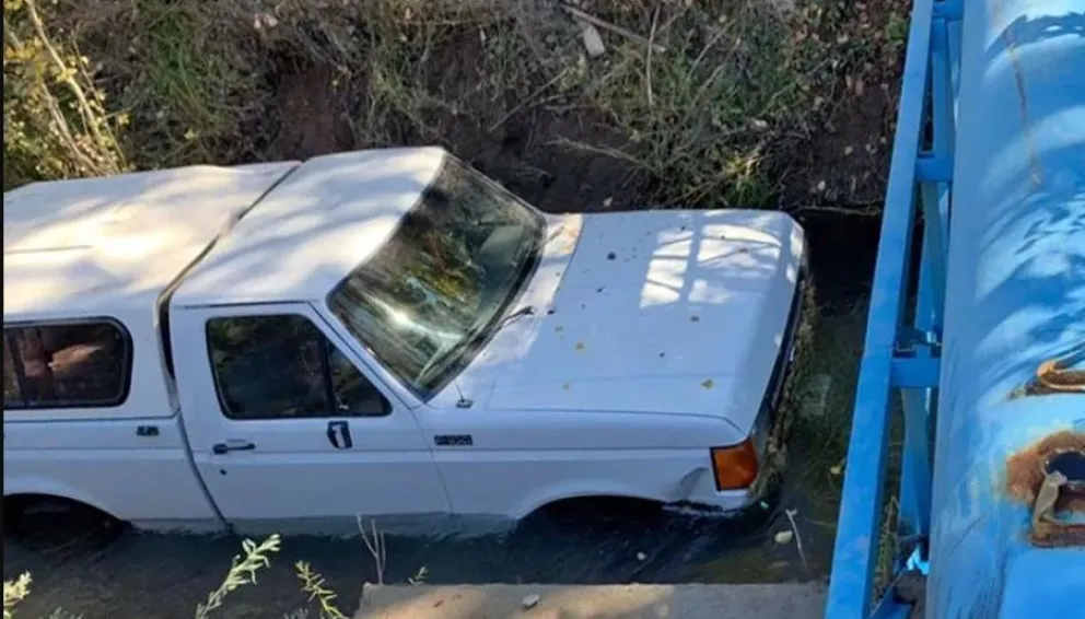 Un peligro: hizo una mala maniobra y chocó un acueducto al caer al canal de riego 