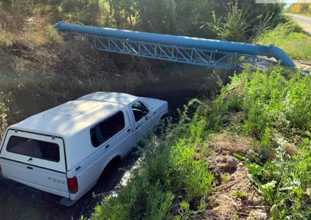 Impresionante: Cayó a un desagüe y rompió un acueducto