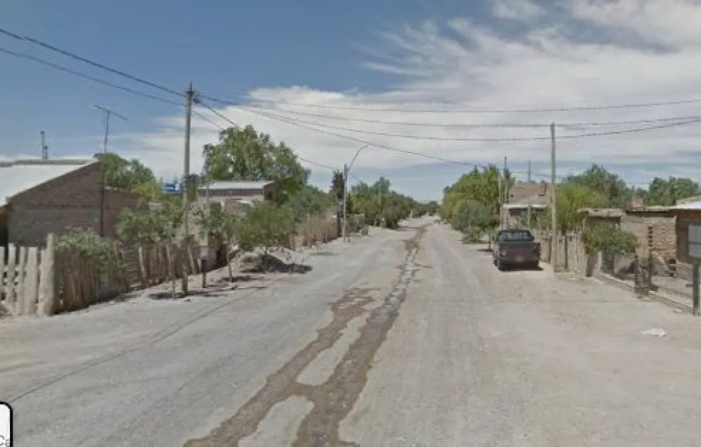 Armados y en una moto robada, asaltaron a una mujer en la calle