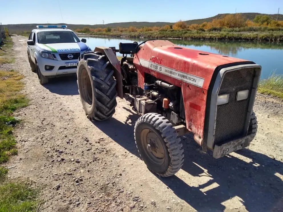 ¿Inexpertos? Robaron un tractor, volcaron cuando huían y los detuvieron