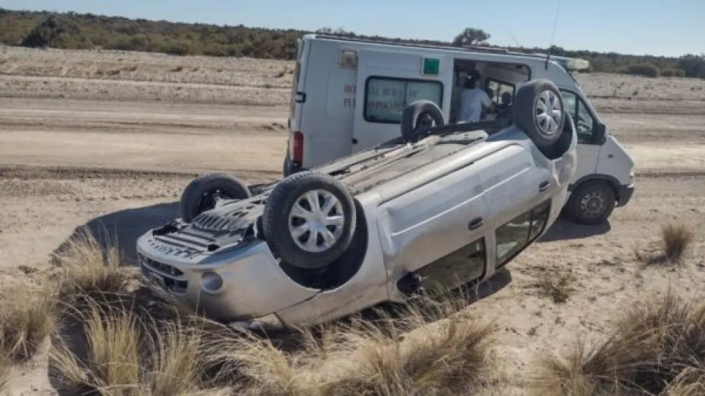 Roquenses accidentados: el Clío habría mordido la banquina y eso ocasionó el vuelco 