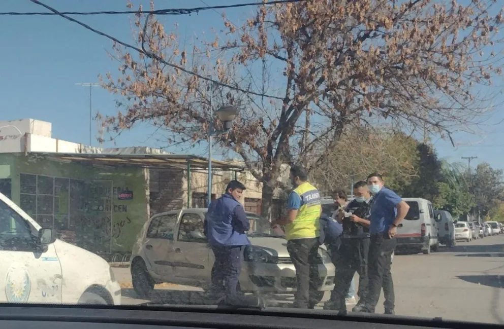 Tremendo choque en el centro provocó que el auto hiciera un trompo