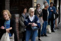El Gobierno analiza pagar un bono para jubilados en marzo