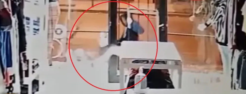 Robo de madrugada: un delincuente rompio a patadas una puerta y se llevó varias prendas 