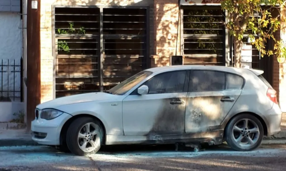 Auto en llamas: atraparon al sospechoso a una cuadra del hecho