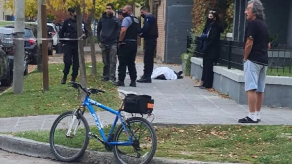 Apareció una persona sin vida en el centro de Roca