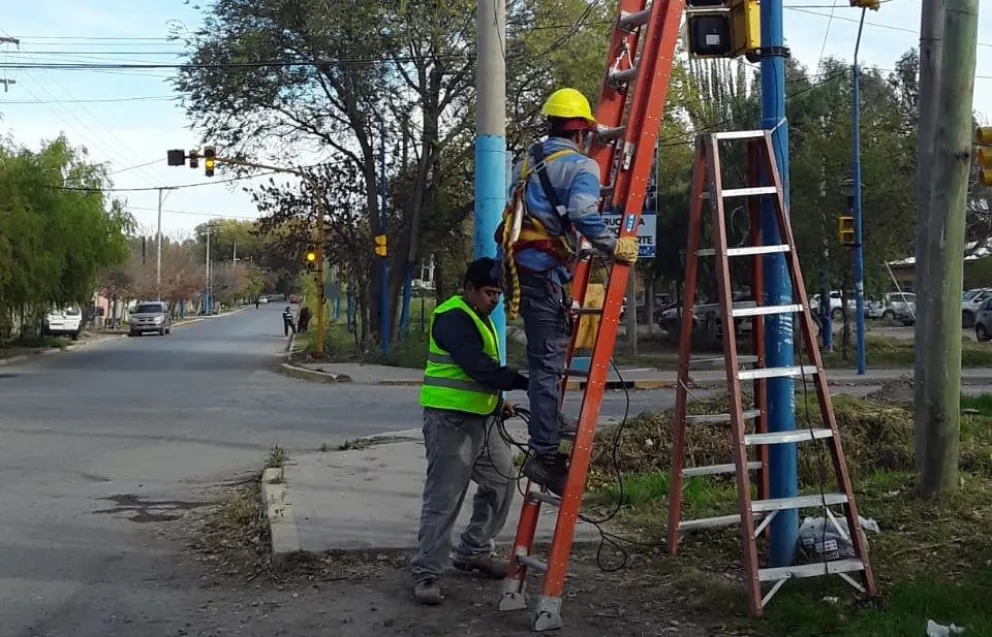¡Atención y precaución! Instalaron el nuevo semáforo en JJ Gómez frente a uno de los colegios