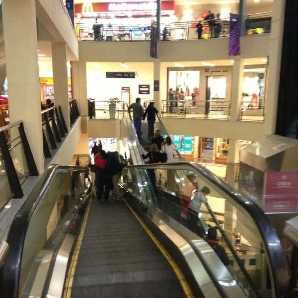 Pánico en el shopping: aparecieron dos paquetes extraños en los ascensores y desalojaron el edificio 