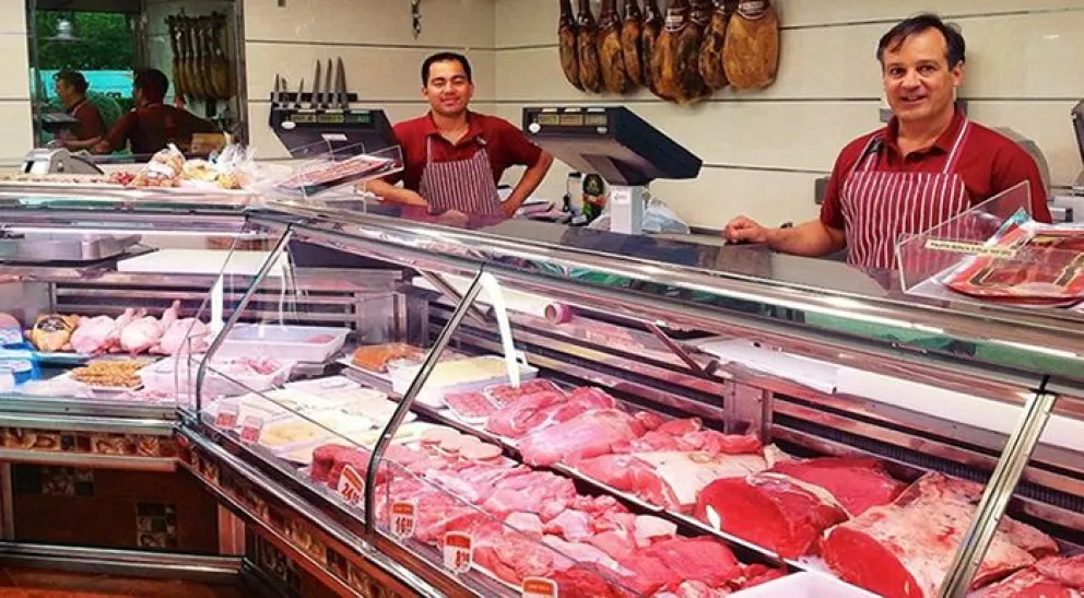 En los barrios cierran carnicerías, en el centro se adaptan para seguir