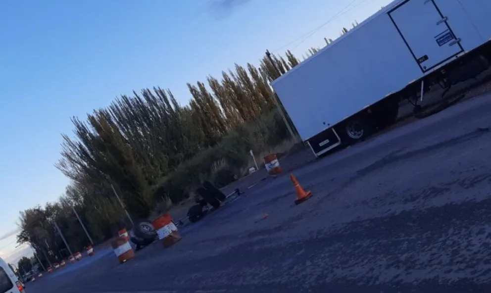 Se "tragó" un tambor en la Ruta 22, chocó con un camión y con los paneles de cemento