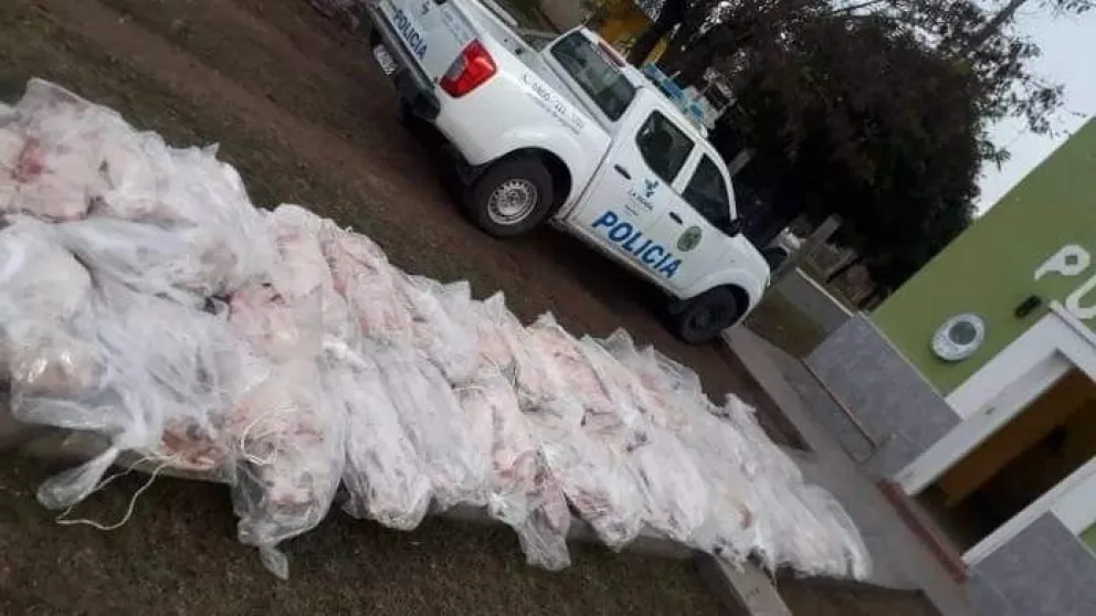 Llevaban carne "de contrabando" y volcaron en la ruta