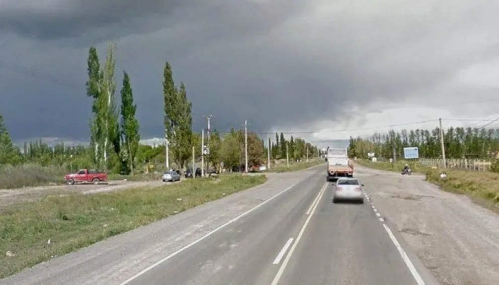 En medio de un embotellamiento, circulaba por la banquina y provocó un siniestro vial