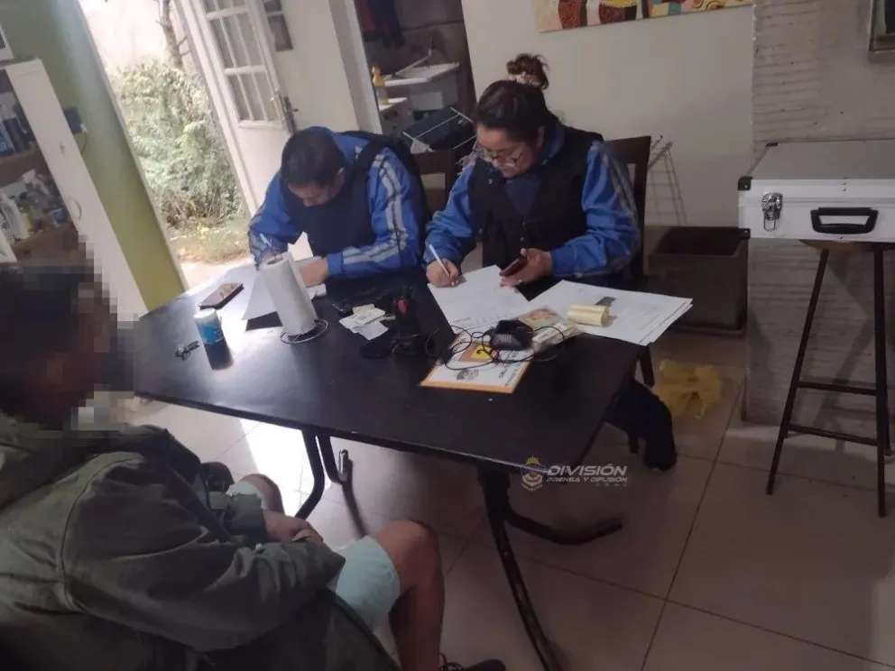 Usando inhibidores de alarma robaron un celular y sacaron un préstamo por mercado pago