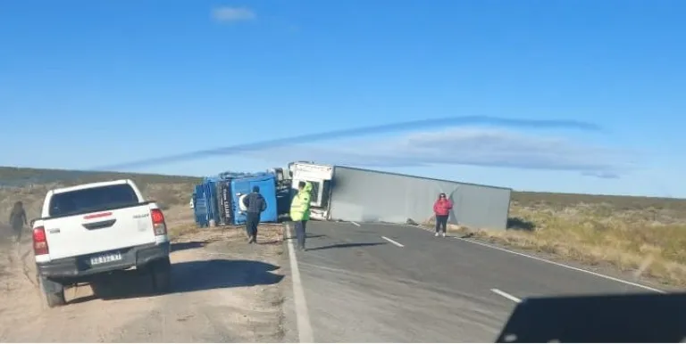 Un cami&oacute;n volc&oacute; producto de los fuertes vientos en la Ruta Nacional 151