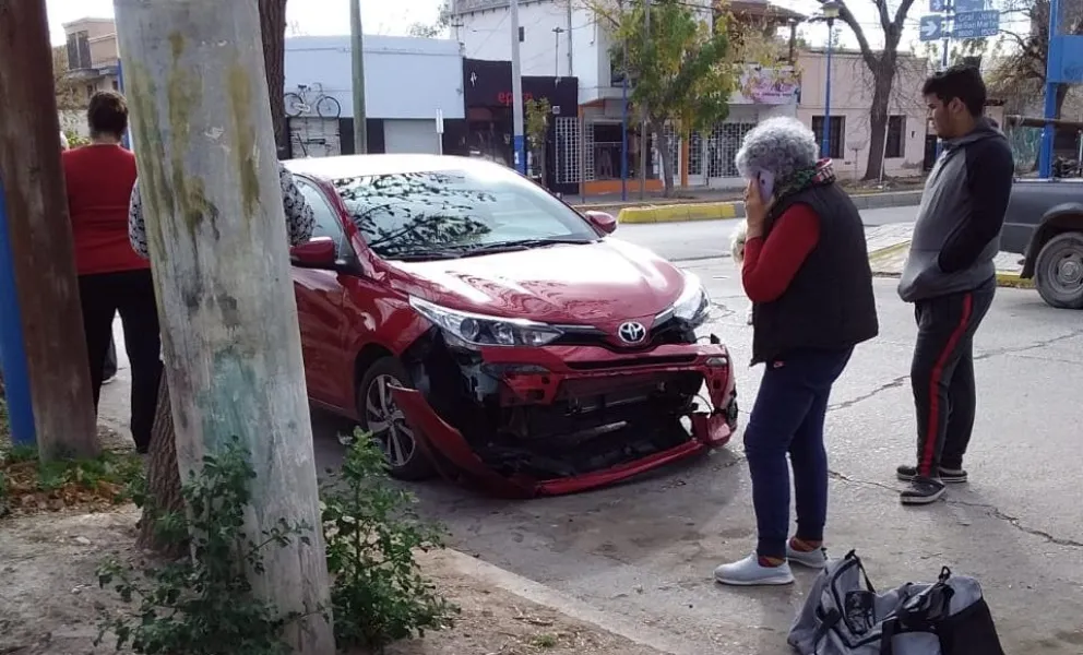 Un vehículo embistió a un hombre en moto 