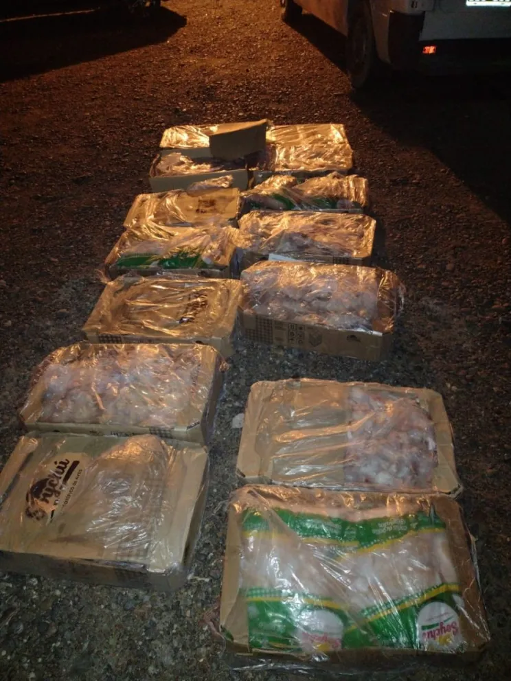 Intentaron pasar más de 200 kilos de pollo de forma ilegal pero los atrapó la policía 