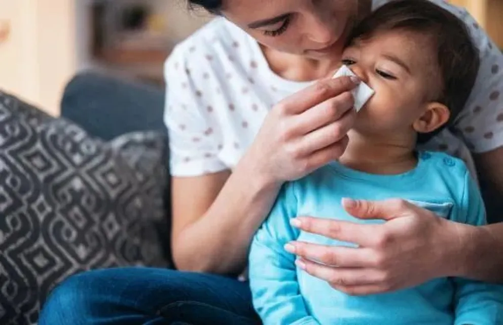 Rinovirus: cómo reconocer sus síntomas y cómo afecta a los más pequeños