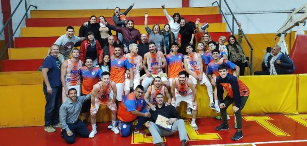 Deportivo Roca juega su último partido de local esta noche y busca meterse en los playoffs