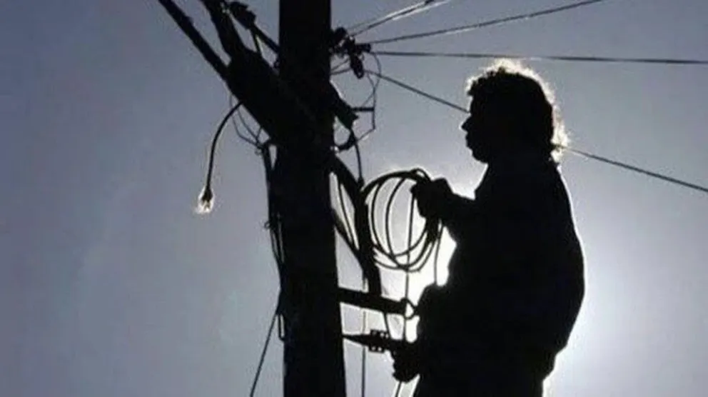 Con las manos en la masa: detienen a dos sujetos en pleno robo de cables