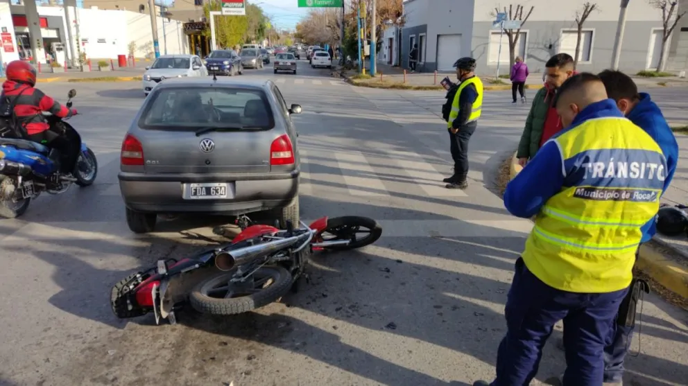 Frenó de golpe, una moto la chocó de atrás y se quiso escapar