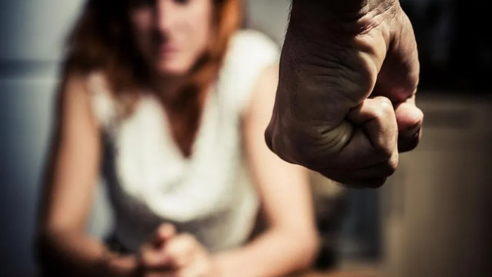 Arrojó del techo a su expareja y la violó: le extendieron la preventiva por tres meses