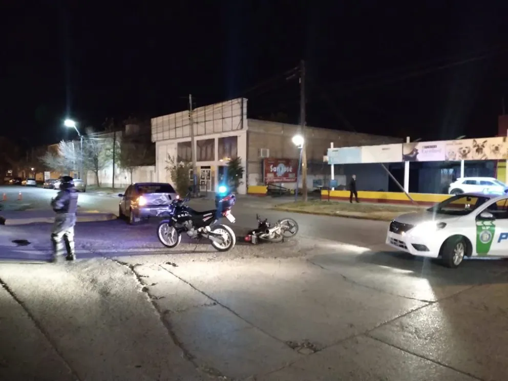 Triple choque en plena rotonda: dos jóvenes fueron hospitalizados 