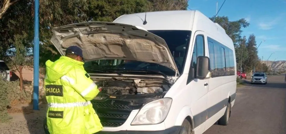 Algo no encaja: secuestraron un minibús que tenía las patentes de otro vehículo