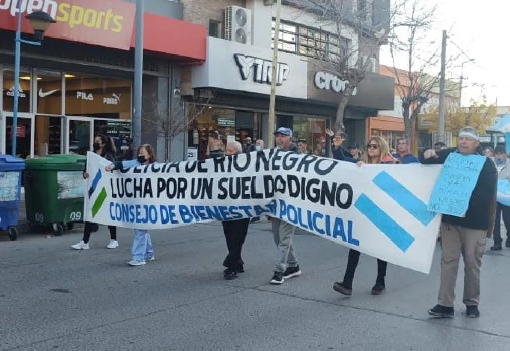Acampe de policías frente a la Regional segunda en reclamo de paritarias 