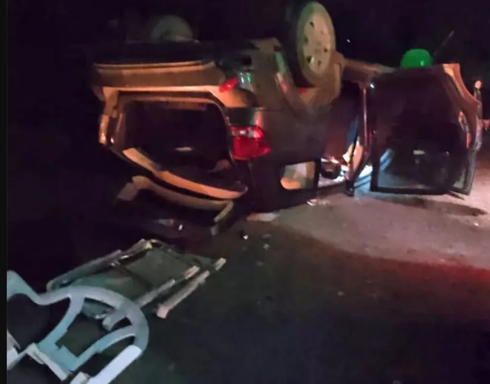 "Voló" con su camioneta en zona rural y terminó internado