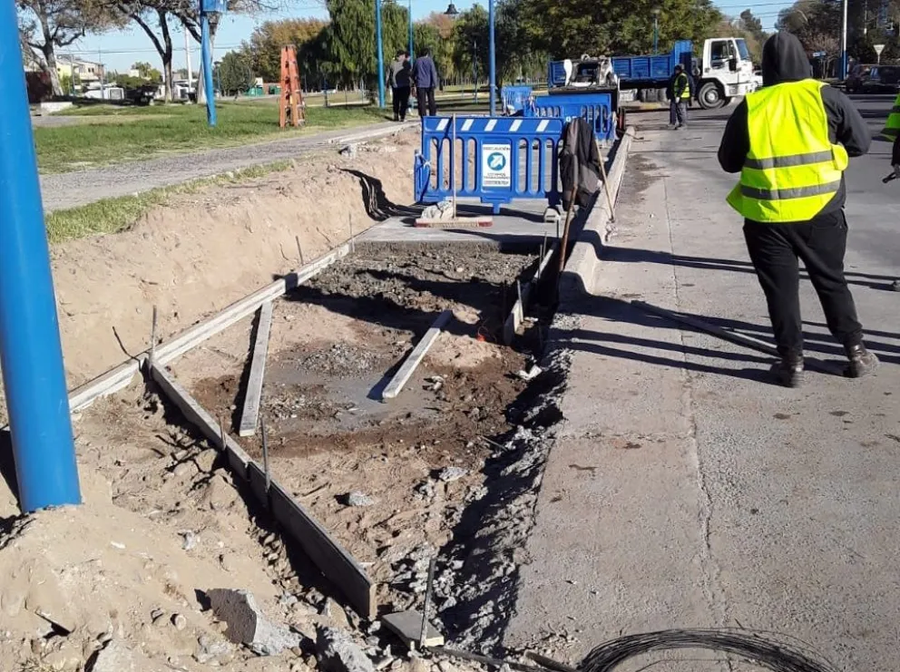 A la vez que la obra de la ciclovía avanza, advierten que no está terminada para circular por ella