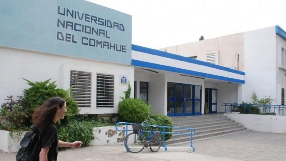 Unos 70 estudiantes de enfermería denuncian que no se pueden recibir de la UNCo