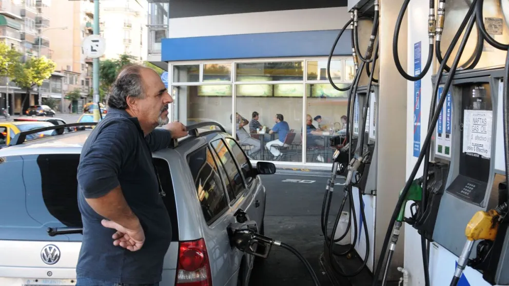 Otra vez aumentan los combustibles y se vienen largas filas en las estaciones de servicio