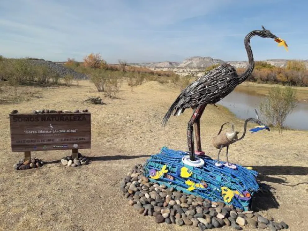 Arte y ecología, todo en una: hicieron una escultura con basura juntada en un día de limpieza 