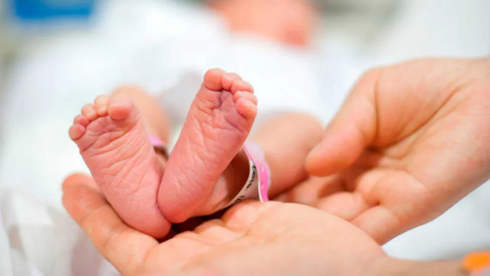 Roca: dos padres antivacunas fueron obligados a inmunizar a su bebé recién nacido