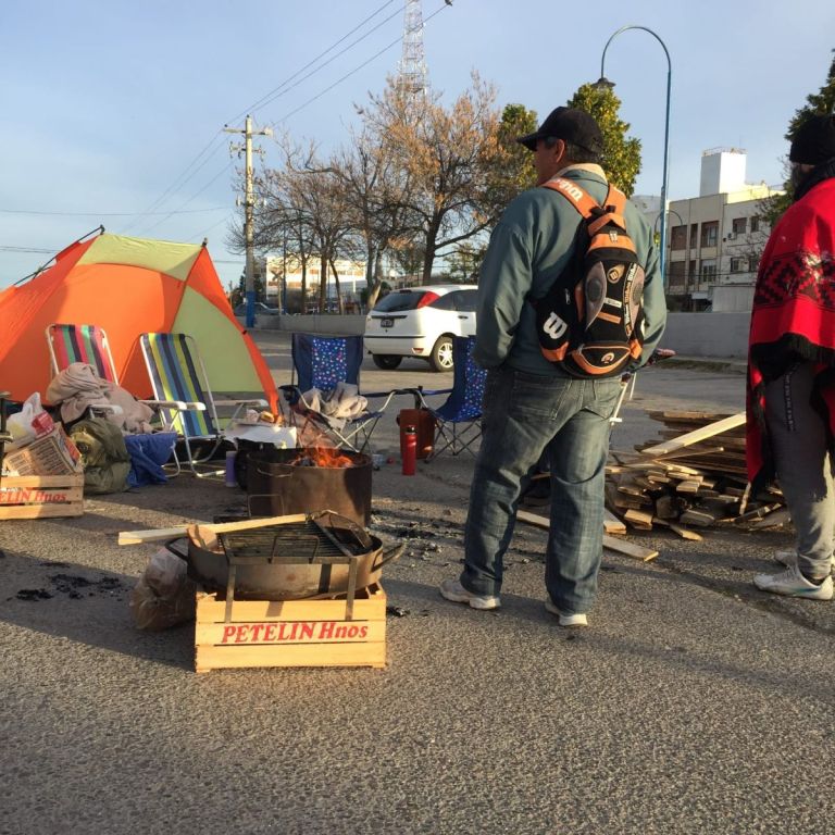 Día ocho de acampe: policías convocan a movilizar frente a la Comisaría Tercera