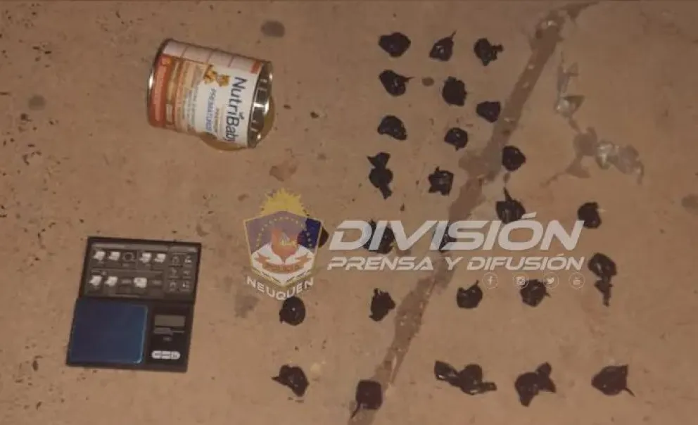 Salió a vender drogas y las guardó en una latita de leche en polvo