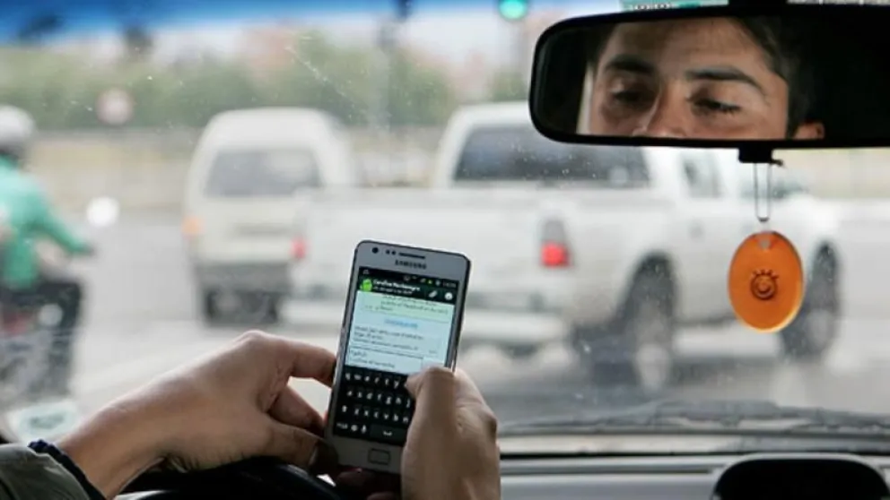 ¿Cuánto cuesta una multa si te agarran con el celular manejando?