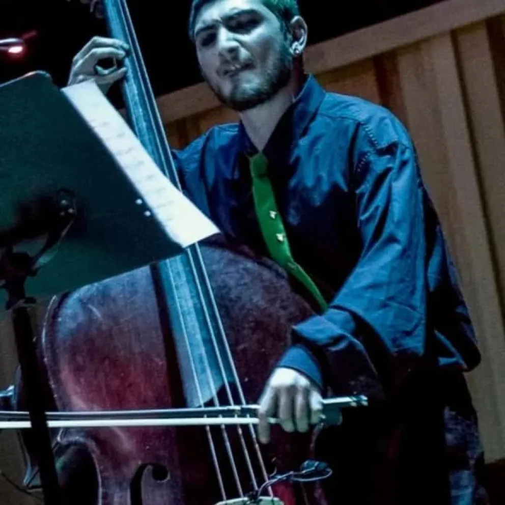 Lo asaltaron y robaron su contrabajo y los músicos se movilizaron pidiendo ayuda